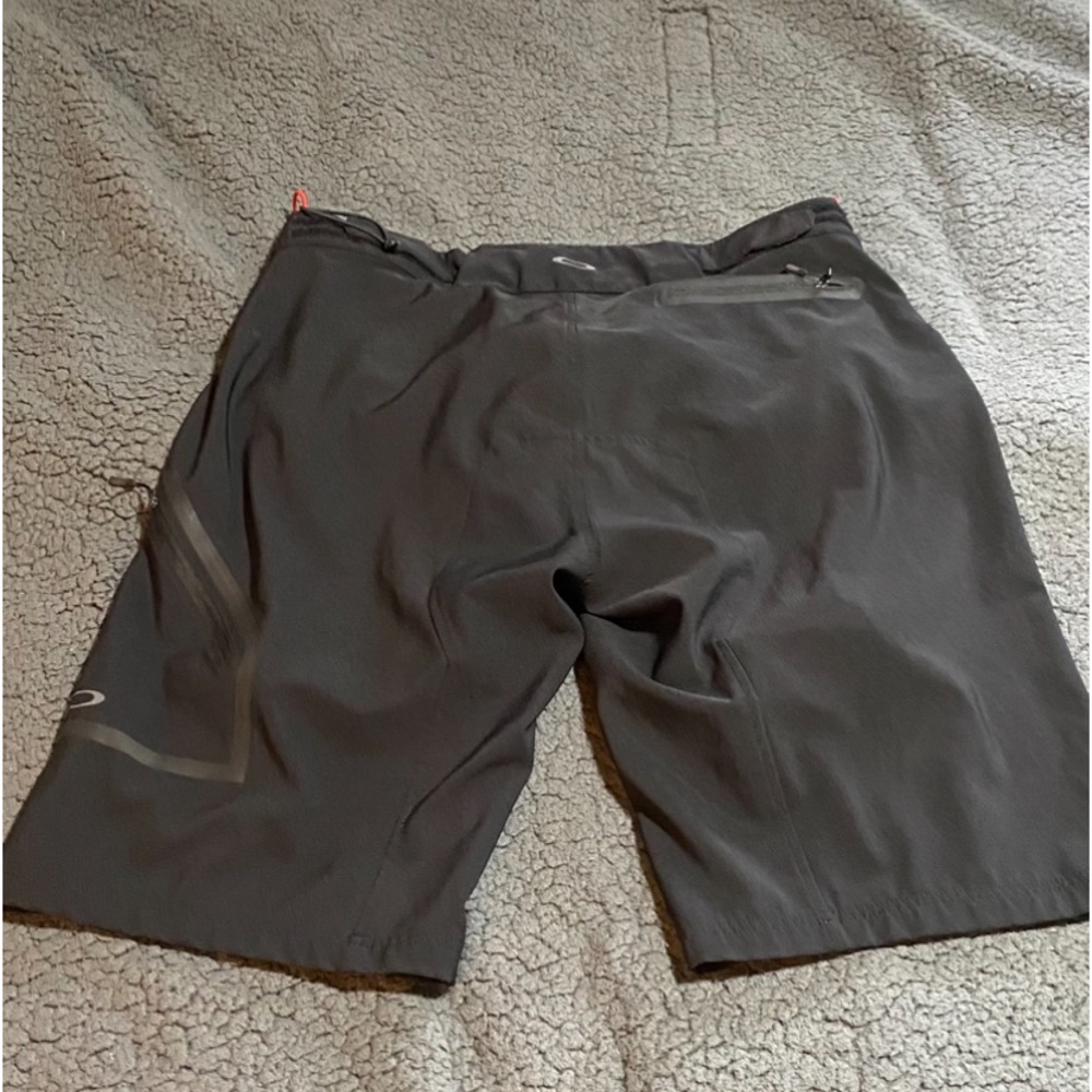 Oakley short